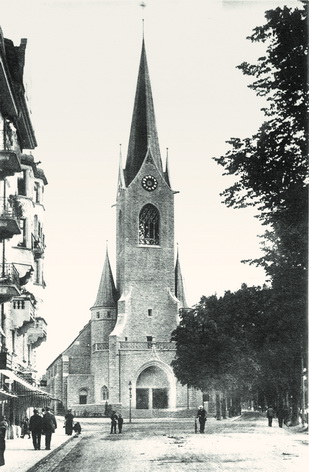 Anlässlich der Einweihung am 15. August 1912 lobte das Vaterland: "Jede Kirche soll ein Kunstwerk, ein Monument sein. Auch die Pauluskirche ist es." Blick vom Obergrund her auf St. Paul, um 1915.