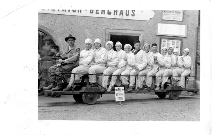 Hanni Elmiger (erste von rechts) besucht 1952 mit der Stiftschorreise das Salzbergwerk Dürnberg in Salzburg.