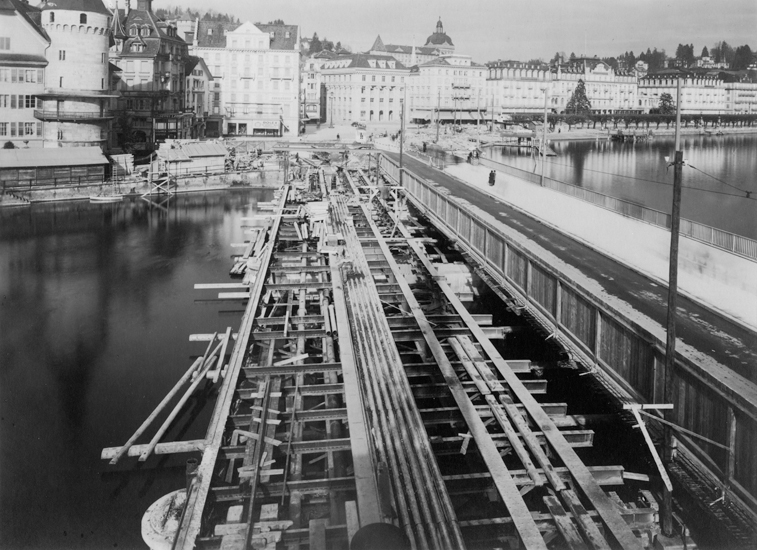 Am 30. Dezember 1935 wurde der Verkehr auf die neue Brückenhälfte umgeleitet. Daraufhin konnte mit dem zweiten Teil der alten Brücke gleich verfahren werden wie mit dem ersten.