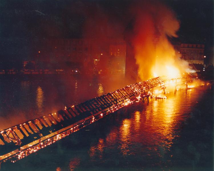 Souvenirshop: Das Feuer fand an den Souvenirs reichlich Nahrung.