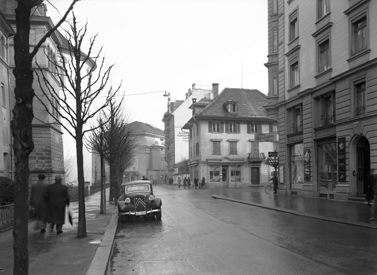 Das Theatergebäude sitzt seit seiner Erbauung auf dem aufgefüllten Hirschengraben und wird so zum visuellen Bezugspunkt am Ende der Strasse.