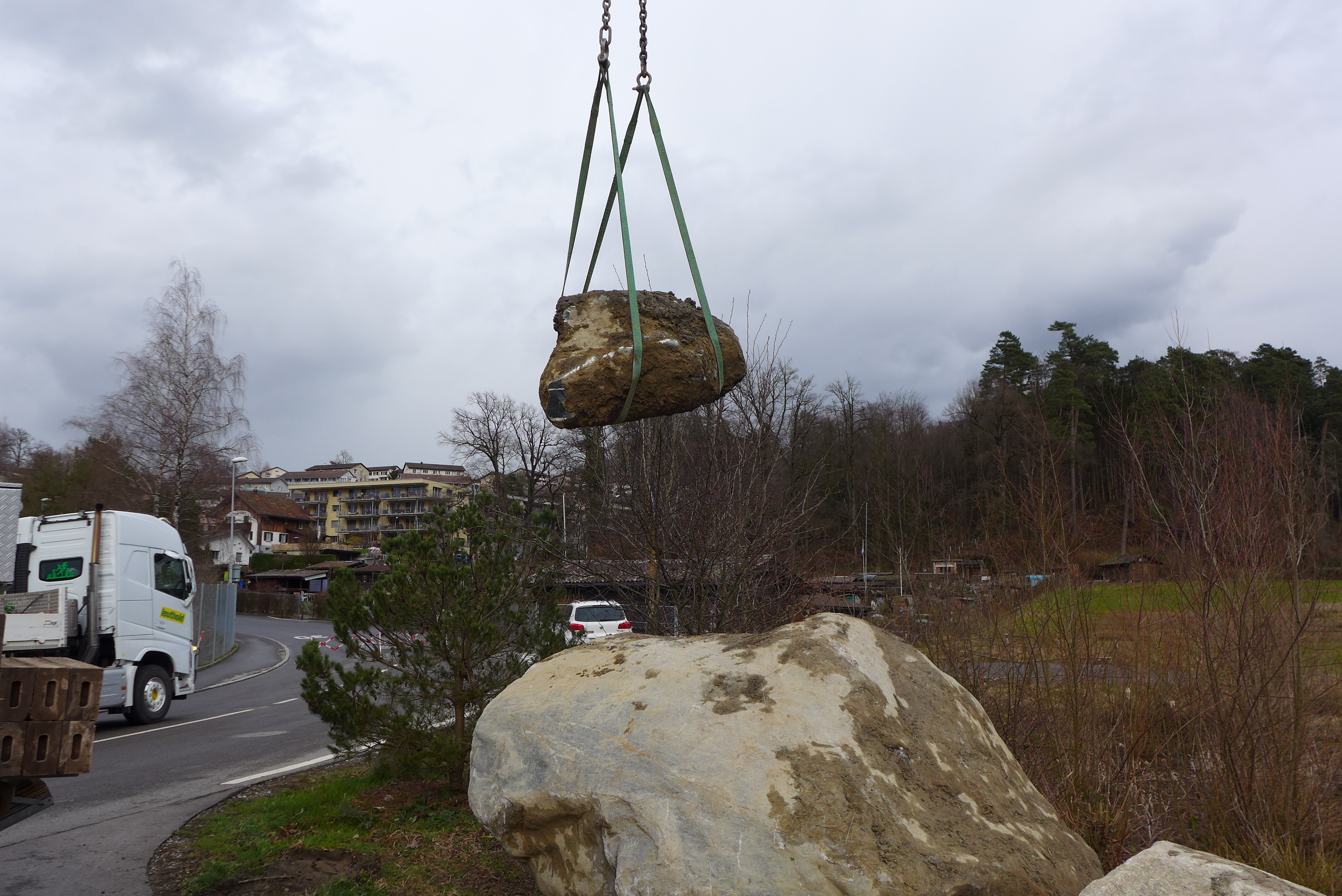 Auch die beiden kleineren Findlinge werden abgeladen.