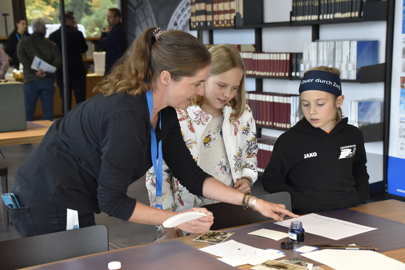 An den Tagen der offenen Tür wurde im Stadtarchiv ausnahmsweise nicht das Lesen, sondern das Schreiben in alten Handschriften vermittelt.