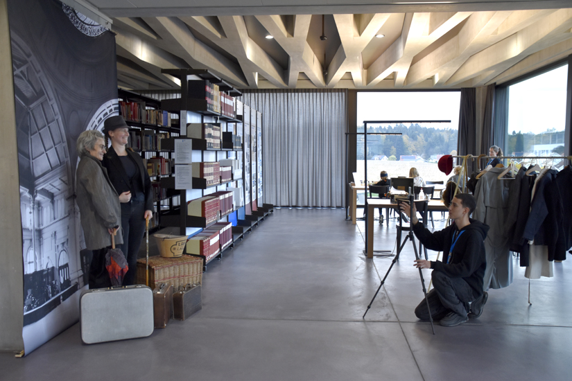 Fotografien lassen sich vervielfältigen: Analoge Abzüge können differieren, digitale Kopien hingegen sind identische Klone.