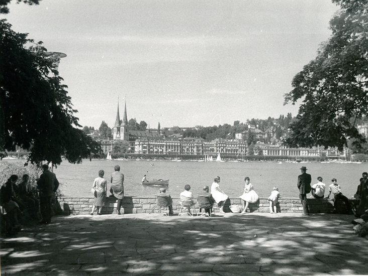 Eine Sitzgelegenheit am kühlen Wasser ist im Sommer nicht zu verachten, dachten sich Einheimische und Fremde schon früher. Blick auf das gegenüberliegende Ufer im Sommer 1973.