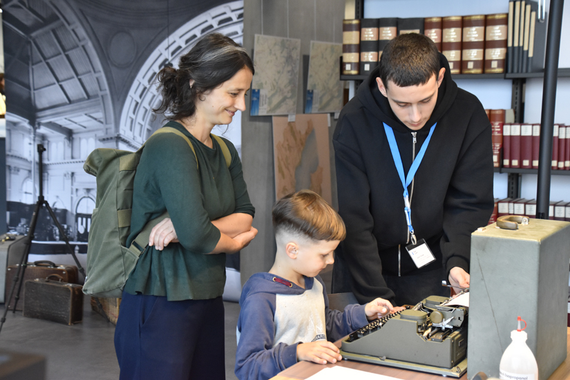 Den Soundtrack der Hermes-Schreibmaschine muss man sich dazu denken, die Kraftanstrengung in den Fingern auch.