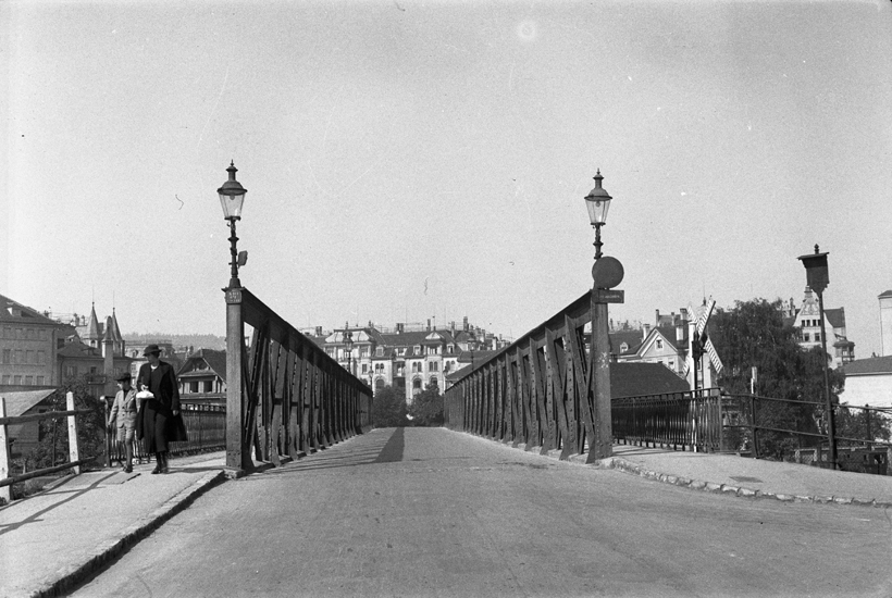 Die Eisenfachwerkkonstruktion wurde 1895 von Bell in Kriens gefertigt. Nach der Betonbrücke von 1938 verbindet seit 2009 die dritte Brücke an dieser Stelle die Neustadt mit dem Tribschenquartier.