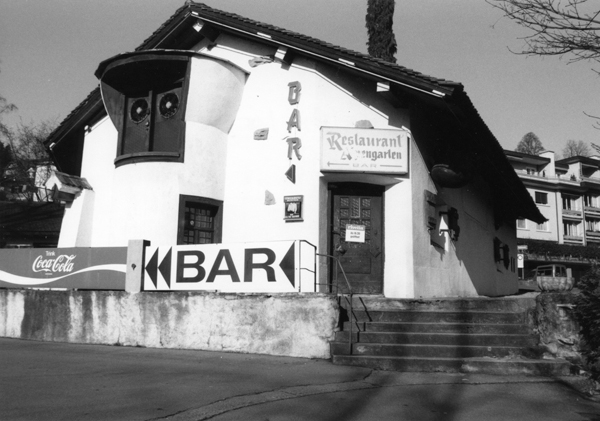 Die architektonische Grundstruktur des Restaurants blieb in den 80 Jahren seines Betriebs erhalten. Nur der Turm auf dem Dach war gewichen, dafür prägten grosse Werbeschilder das Bild.