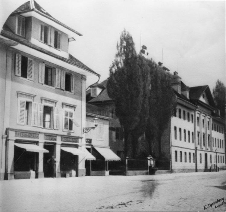 Erstes Wohn- und Geschäftshaus der Firma Bielmann an der Baselstrasse 12.
Rechts: Das alte Waisenhaus mit Garten.
