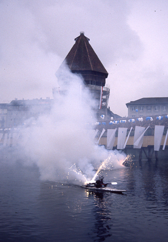 Kajak vor der geschmückten Kapellbrücke.