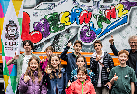 Kehrichtwagen mit Siegerbild aus dem Mal-Wettbewerb für Oberstufenschulklassen