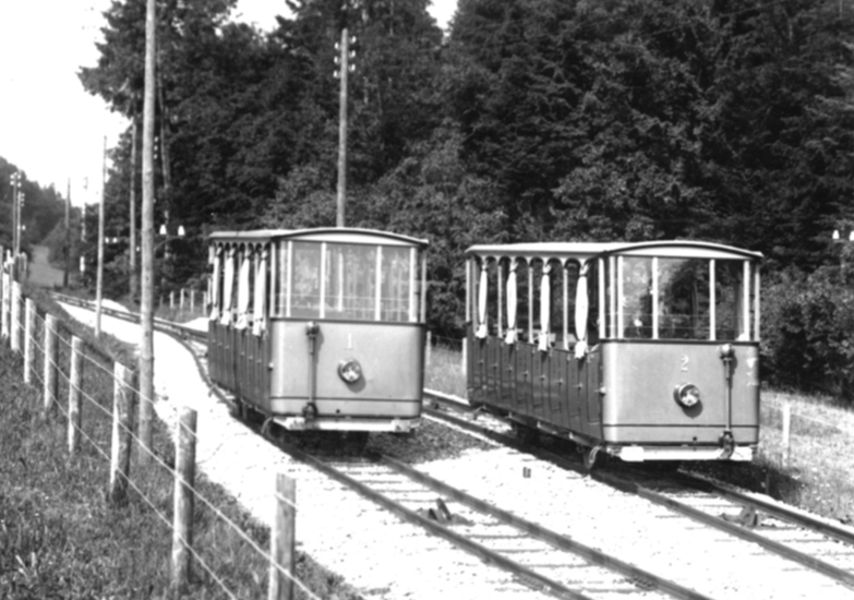 Die ersten Wagen der Dietschibergbahn (DBB) waren nur mit Vorhängen zum Schutz gegen Wind und Wetter ausgestattet.