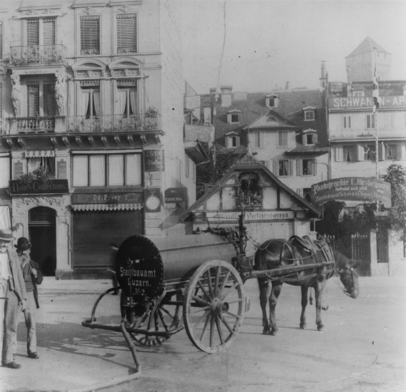 Die Wasserspritze No. 2 des Stadtbauamtes steht 1897 sinnigerweise direkt vor dem «Offiziellen Verkehrsbureau» (heute: Luzern Tourismus) am Schwanenplatz.