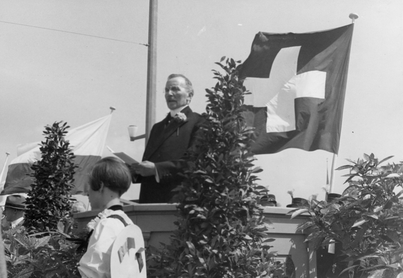 Zimmerli erwähnte in seiner Rede «die Schaffung [weiterer] grosser öffentlicher Werke» jener Zeit: das Kunst- und Kongresshaus, das Dulaschulhaus (beide 1933) und die Sportplatzanlage Allmend (1934).
