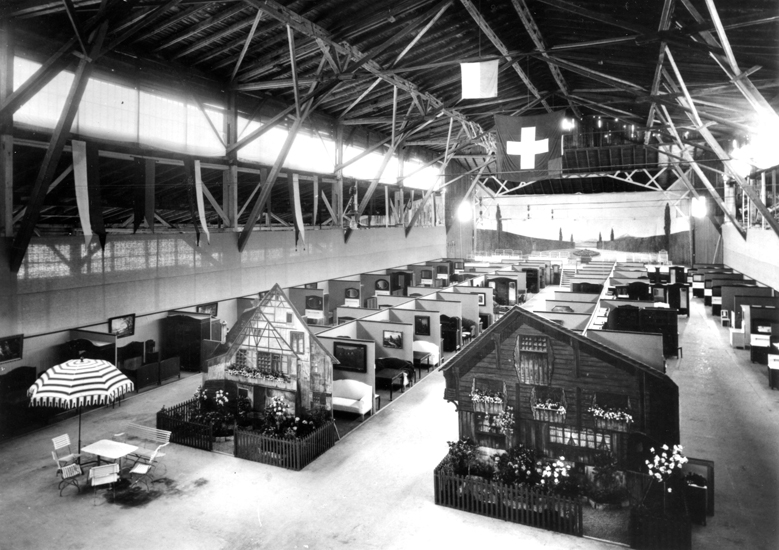 Im 26 m breiten Hauptschiff der ehemaligen Festhalle wurden Anfang der 1920er-Jahre durch den Luzerner Möbelhändler Überschlag-Biser in kleinen Kojen die gerade angesagten Wohnwelten präsentiert.