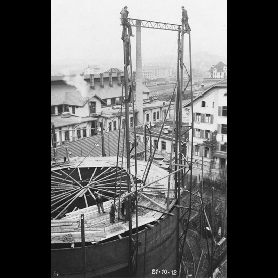 Der Gasverbrauch in der Stadt stieg rasch an. Das Foto entstand auf dem Areal an der Industriestrasse während der Erstellung des dritten Gasbehälters durch die Firma Sulzer.