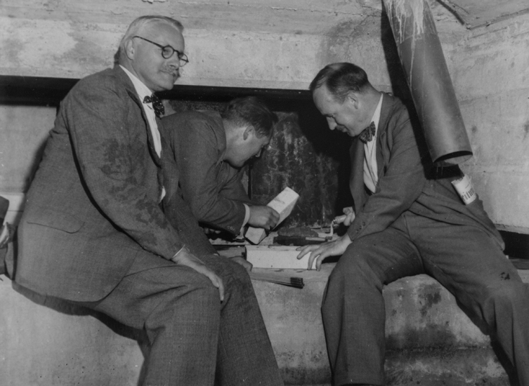 Ein gutes Jahr nach der Einweihung, am Jahrestag der Schlacht von Sempach, mauerten die drei Herren eine Archivkiste ins linke Widerlager ein. Ist sie wie diejenige der ersten Brücke verschollen?