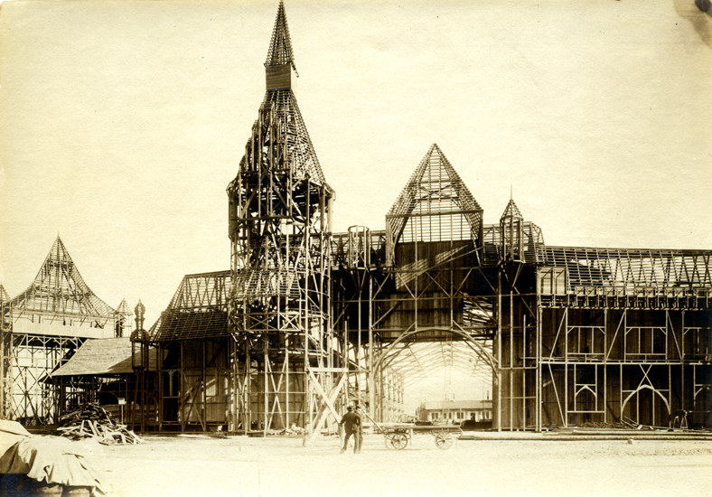 Für die Konstruktion wurde 1000 m³ Holz verbaut. Die an ihr befestigten Zementplatten simulierten ein Sandstein-Mauerwerk, Efeu, Moos und Schlingpflanzen perfektionierten die Illusion.