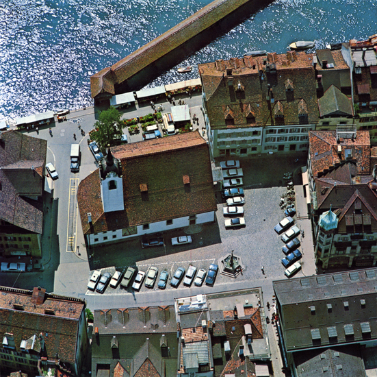 Einen freien Parkplatz zu finden war in der Altstadt der 1960er-Jahre eine Lotterie.
