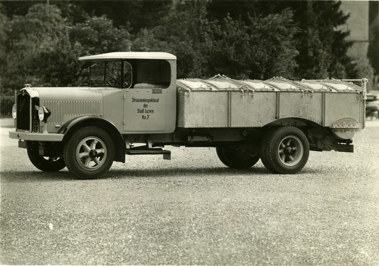 1929 standen ein Elektro- und drei Benzin-Kehrichtwagen im Einsatz. Wegen der zunehmenden Bebauung der Stadt wurde im selben Jahr die Beschaffung eines weiteren Kehrichtfahrzeugs beschlossen. Da bewährt, wiederum ein Saurermodell.