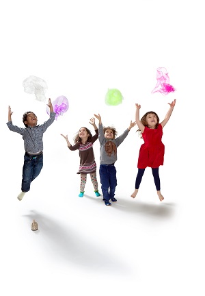 Kinder spielen im Kurs