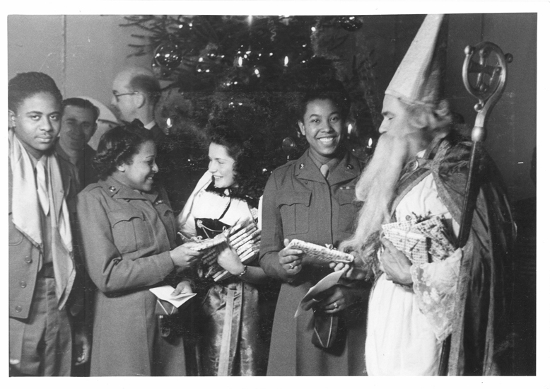 Am 25. Dezember 1945 feiern 500 Urlauber das Weihnachtsfest im Luzerner Kursaal mit Hot Dog und Bier.