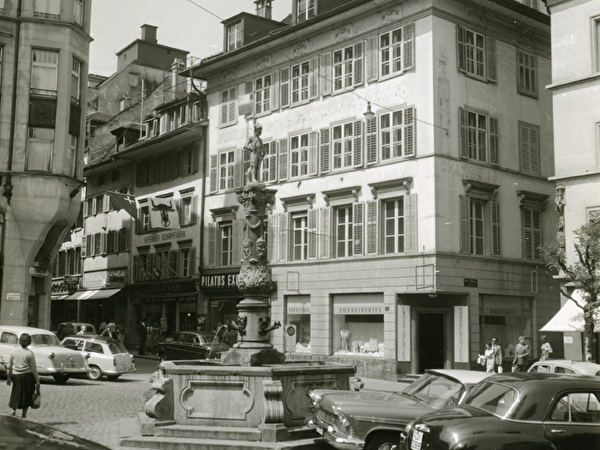 Knörrhaus am Kapellplatz mit Fritschibrunnen im Vordergrund