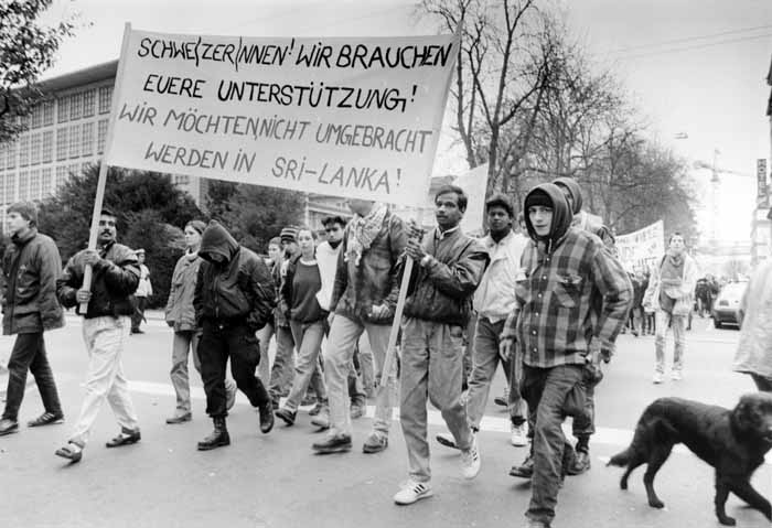 Demonstrationszug aus Schweizern und Flüchtlingen aus Sri Lanka überquert die Hirschmattstrasse.