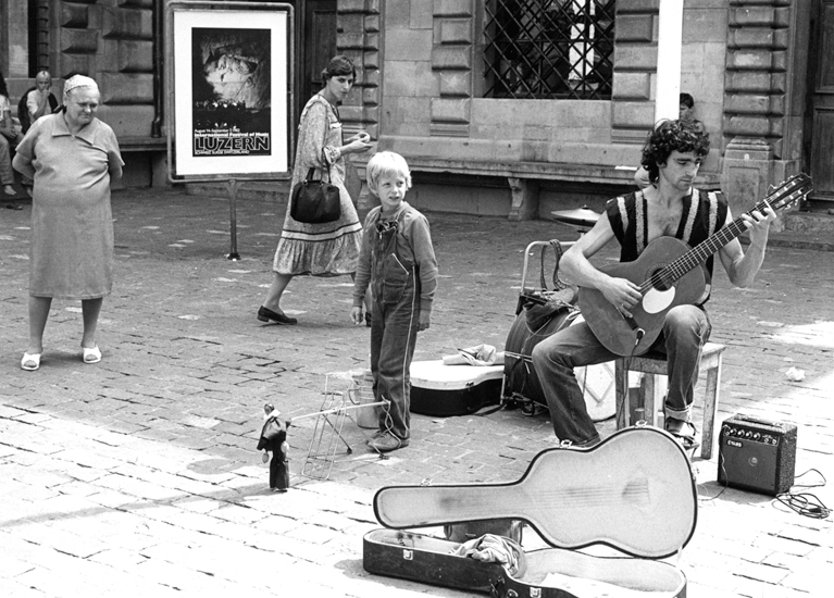 Mit der Erteilung von Bewilligungen an Strassenmusizierende ermöglichte der Stadtrat ab 1980 eine willkommene Belebung der Altstadtplätze.
