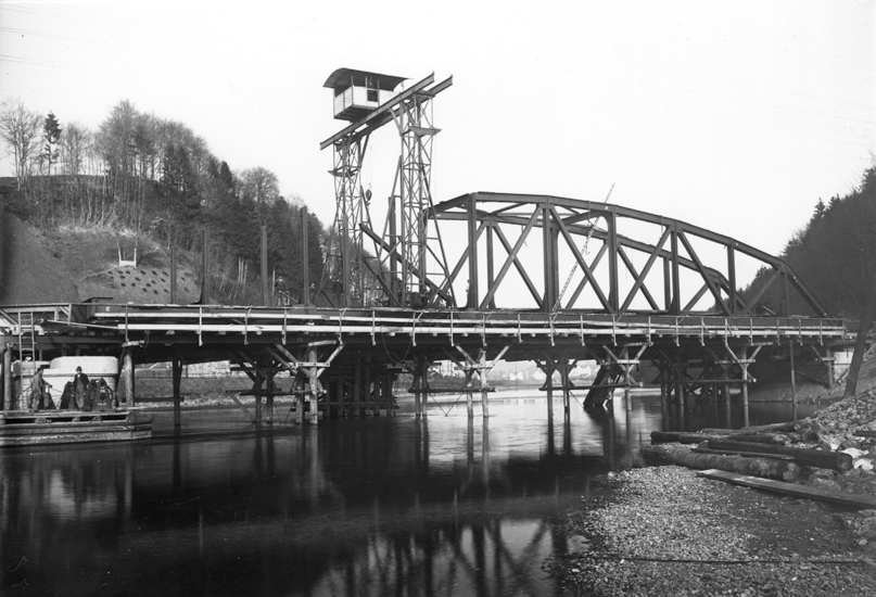 Auf die fertiggestellten Pfeiler und Widerlager wurde vom rechten Ufer beginnend über einem Gerüst Träger für Träger der Halbparabeln zur neuen Fachwerkbrücke zusammengebaut und genietet.