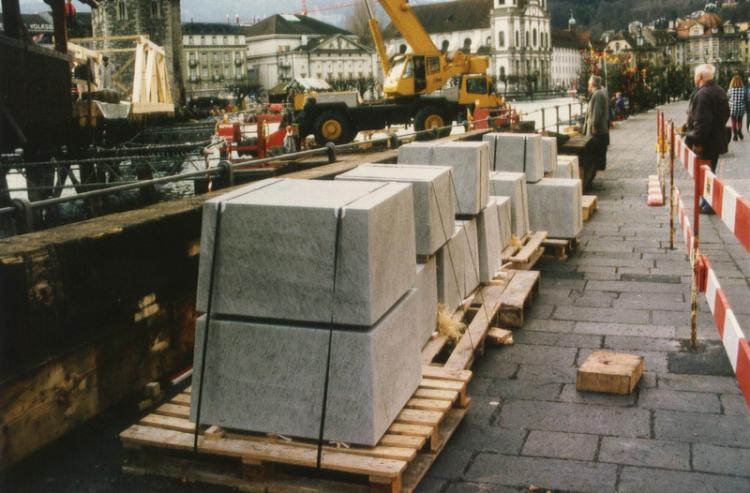 Die Pfeiler unter dem südlichen Brückenarm bestanden immer schon aus Stein.