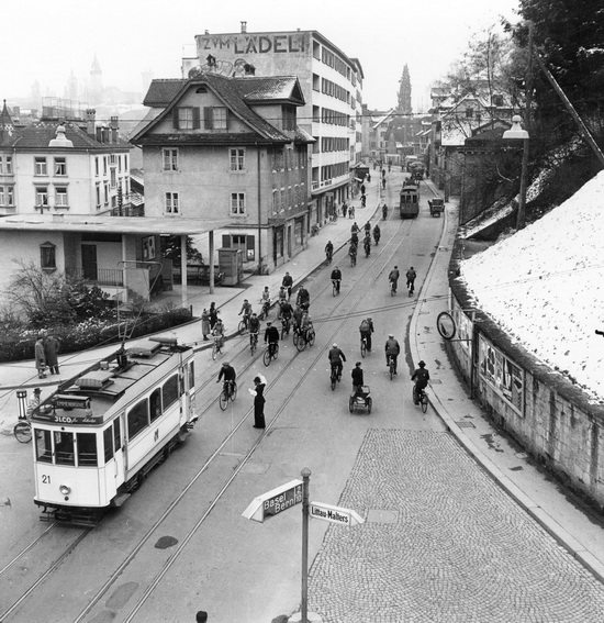 Wenige Jahre später ersetzte die erste Lichtsignalanlage der Stadt den Verkehrspolizisten.