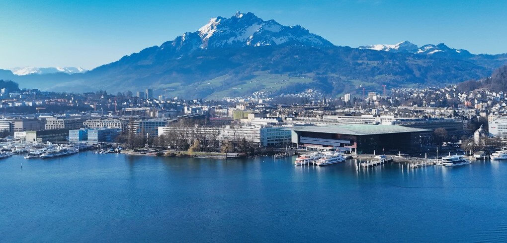 Symbolbild mit See, Inseli und Pilatus