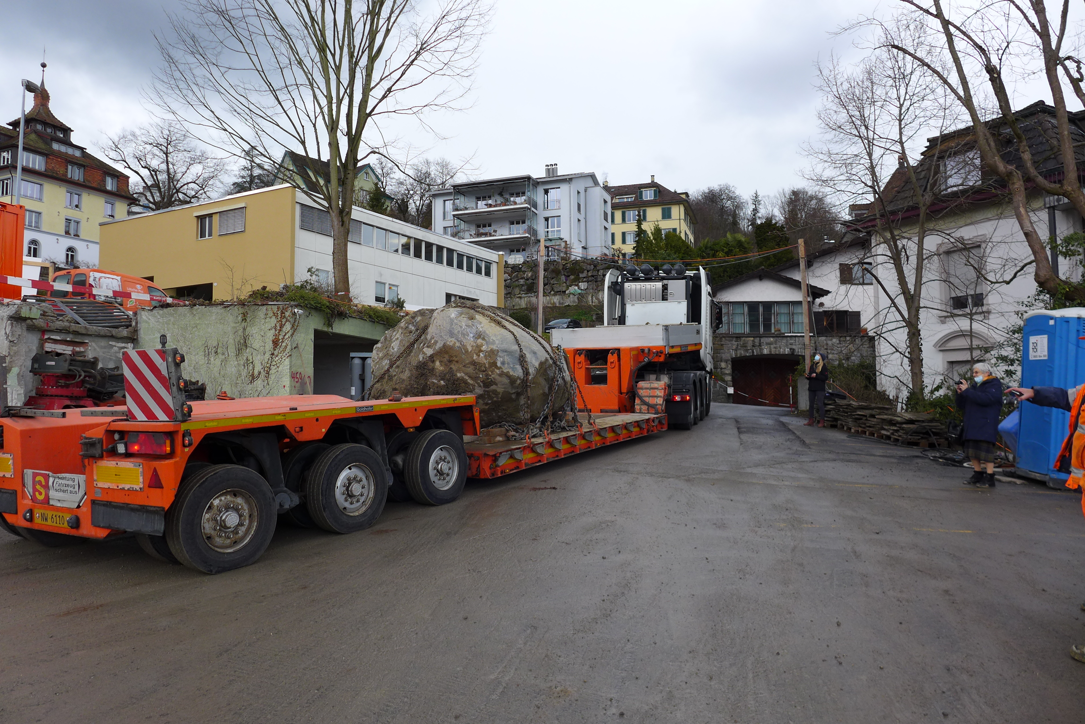Abfahrt: Mit dem fast 20 m langen Tieflader geht’s auf Reise.