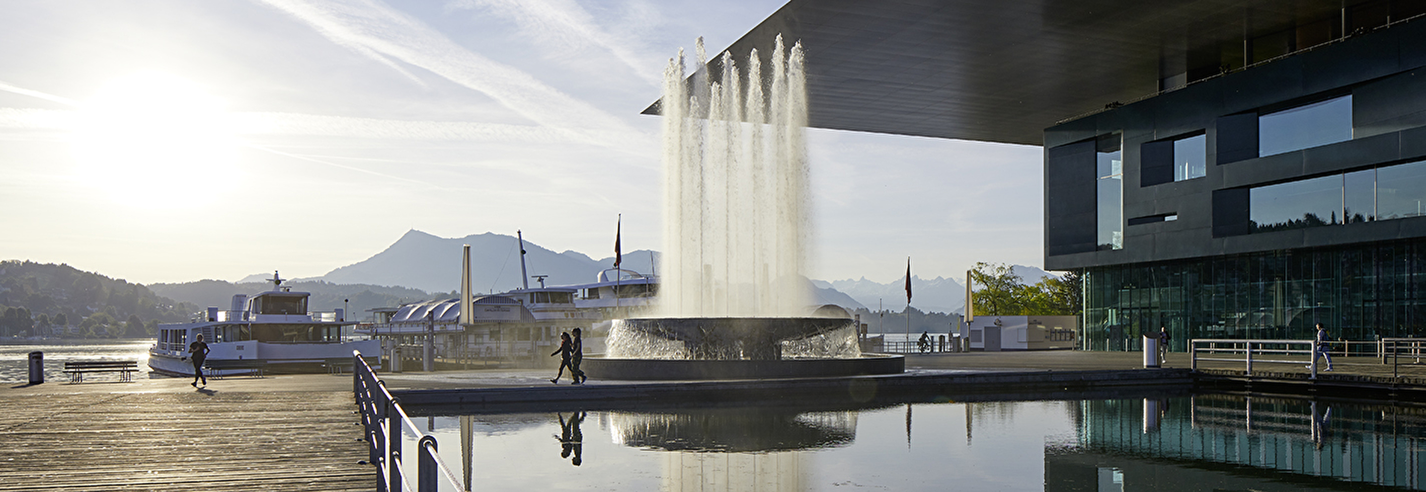 Morgendliche Sicht auf den Wagenbachbrunnen mit dem Springbrunnen in voller Stärke