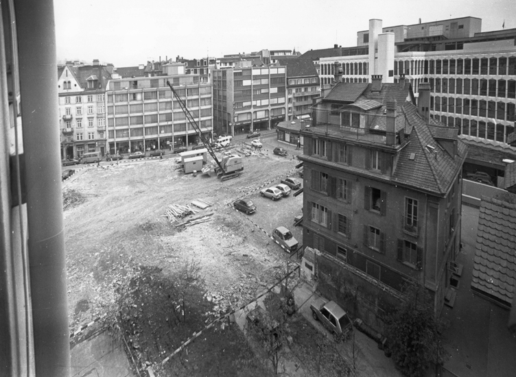 Hinter dem Kran: Nachfolgerbau der Theaterstrasse 3a und 5; rechts: Neubau der Luzerner Kantonalbank; im Vordergrund: Bauplatz Buobenmatt.