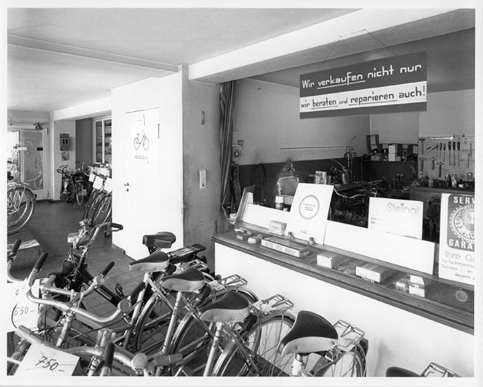 Die Mechaniker des Geschäfts Noser und Co. kümmerten sich 1992 an der Obergrundstrasse 50 nicht nur um platte Veloreifen.