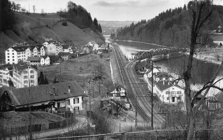 Die drei Bogen der Brücke bilden fast die einzige Konstante. Die Verkehrssituation (Hauptstrasse mit Brücke, SBB-Doppelspur, Xylophonweg, Autobahn) wie auch die Bebauung haben sich radikal gewandelt.