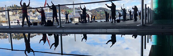 Gruppe praktiziert Qi Gong beim KKL