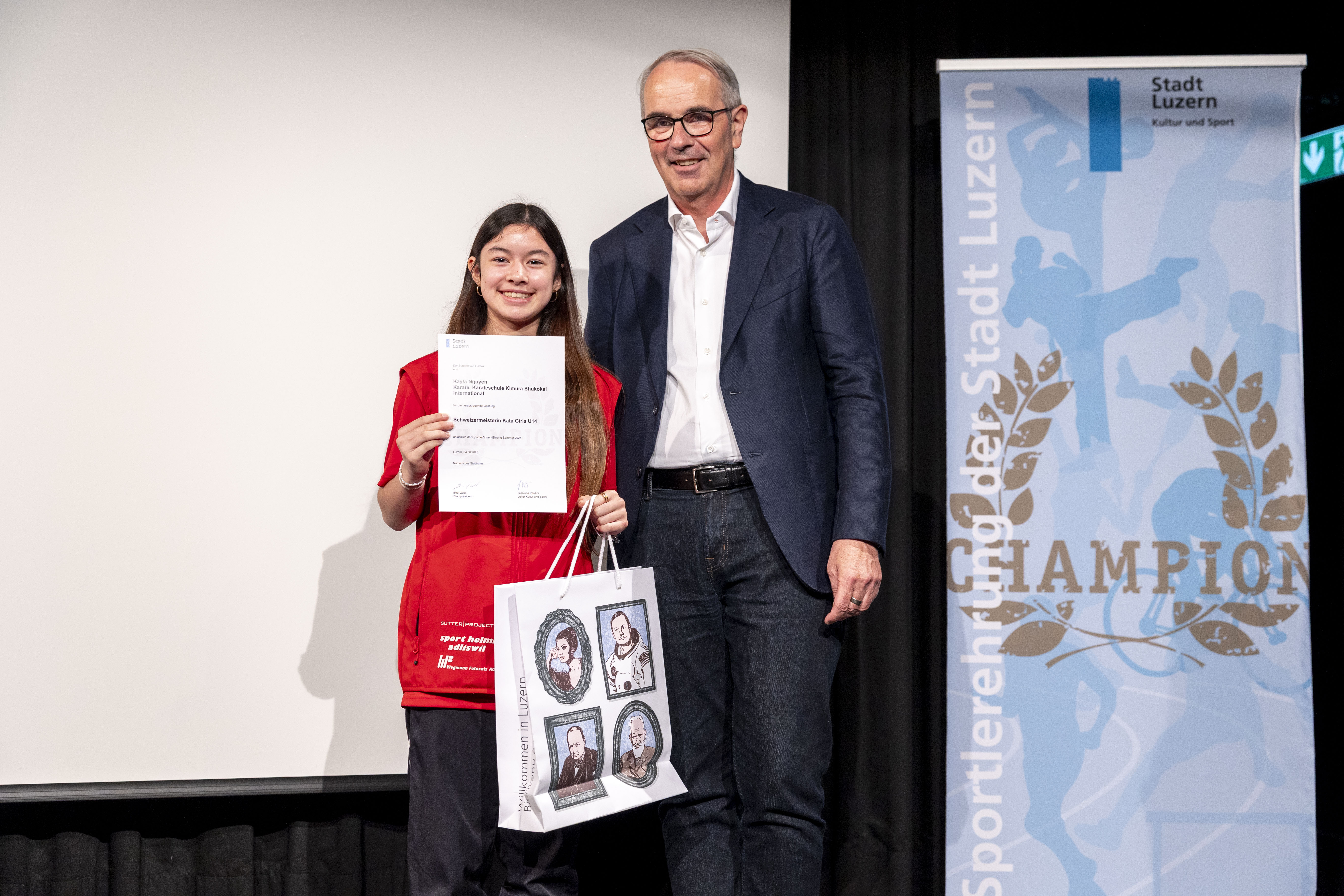 Kayla Nguyen mit Beat Züsli. KSI Luzern