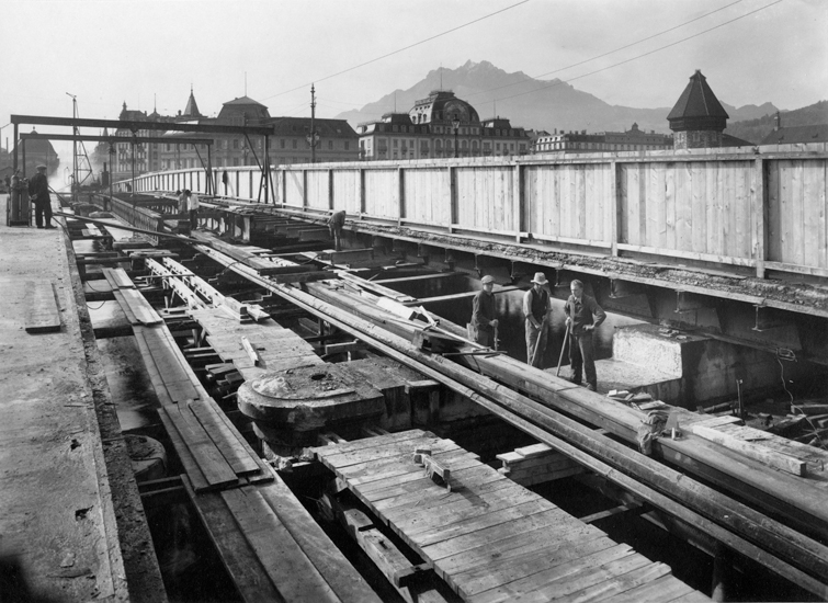 Bei dieser Phase wurde auf der Seite Schwanenplatz mit der Arbeit begonnen. Einige Lehrgerüstbinder der ersten Phase sind zwischen den alten Pfeilern schon wieder eingebaut.