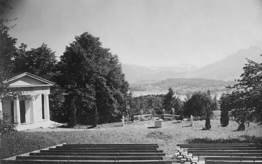 1925 und 1926 wurden in antiker Kulisse Theaterstücke gezeigt, danach wurde die Bühne mangels Erfolg wieder geschlossen und 1952 abgerissen.