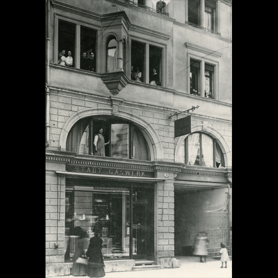 Erbaut 1896, beherbergte das Gebäude zeitweise das Verkaufslokal des Städtischen Gaswerks. 1975 wurde es wieder abgerissen und machte zusammen mit dem Nachbargebäude einem Ersatzneubau Platz.