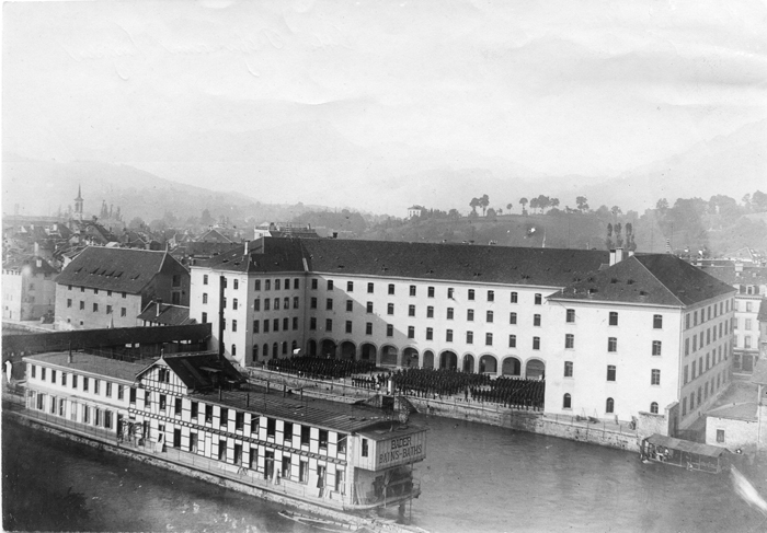 Im Vordergrund das Volksbad "Mississippi-Dampfer"