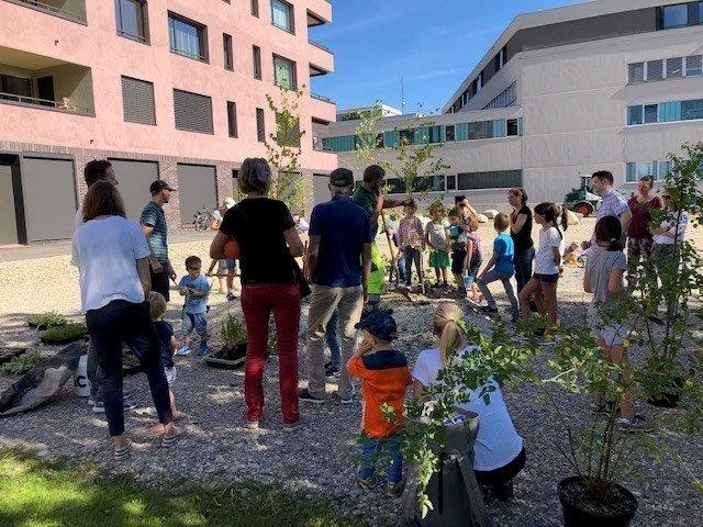 Tribschenquartier: Klimaangepasste Quartiersgestaltung: unterschiedliche Oberflächen statt reine Teerflächen. Bei der Pflanzung neuer Bäume werden die zukünftigen klimatischen Veränderungen berücksichtigt.