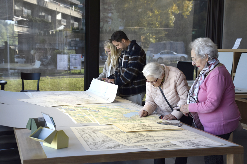 Doubletten aus abgelieferten Beständen des Geoinformationszentrums durften mit nach Hause genommen werden.