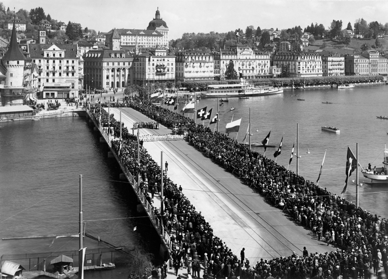 Bei strahlendem Frühlingswetter strömte die halbe Stadt auf die Brücke. In der Brückenmitte formierten sich die Mitwirkenden der Feier.
