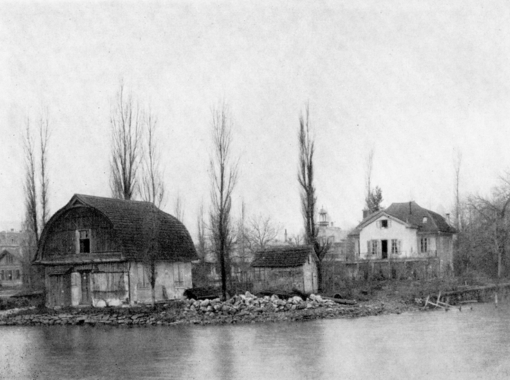 Der südliche Teil des Inseli wurde 1893 abgetrennt (etwa in der Mitte zwischen Schopf und Haupthaus) und abgetragen. Im Hintergrund ist die Laterne des Brünigbahnhofes erkennbar.