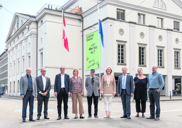 Verantwortliche vor dem Theater