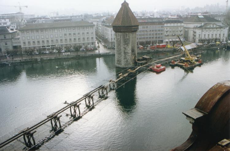 Im Dezember 1993 standen nur noch die wiederverwendbaren Teile des Unterbaus.
